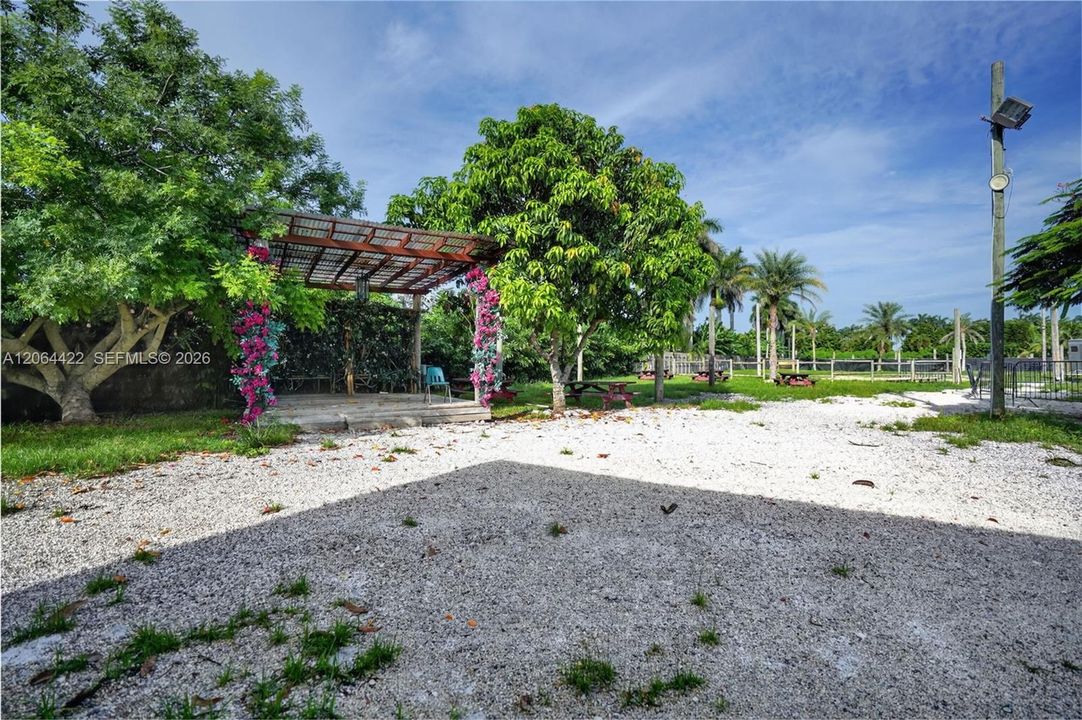 En Venta: $2,175,000 (6 camas, 4 baños, 1668 Pies cuadrados)