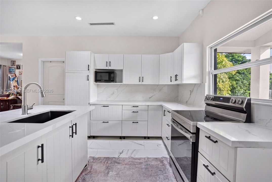 En Venta: $2,175,000 (6 camas, 4 baños, 1668 Pies cuadrados)