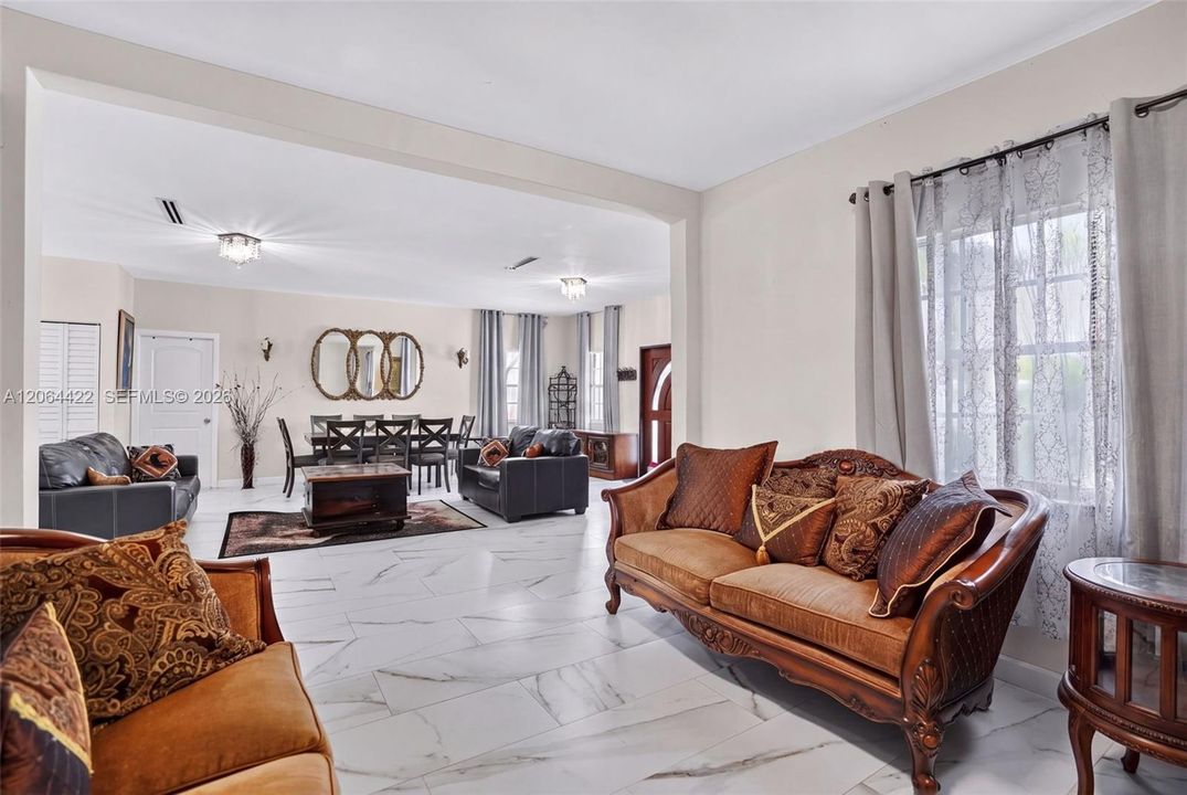 En Venta: $2,175,000 (6 camas, 4 baños, 1668 Pies cuadrados)