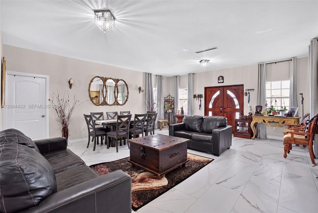En Venta: $2,175,000 (6 camas, 4 baños, 1668 Pies cuadrados)