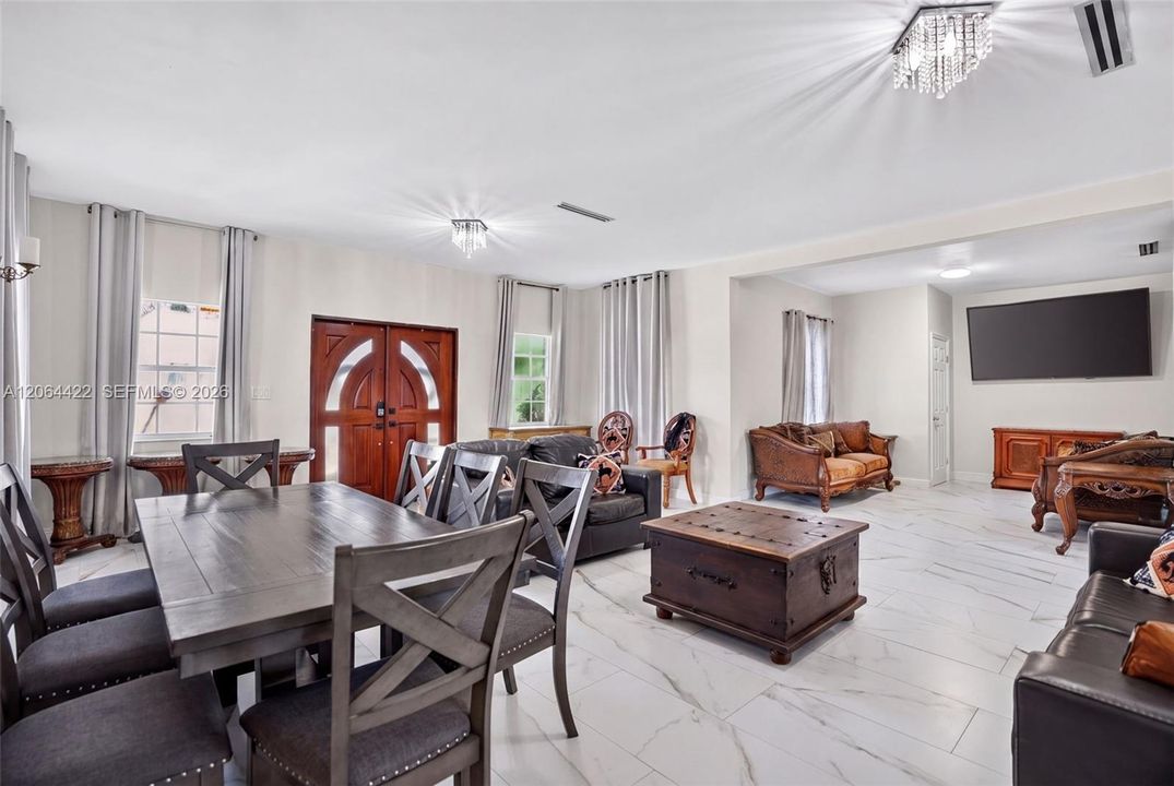 En Venta: $2,175,000 (6 camas, 4 baños, 1668 Pies cuadrados)
