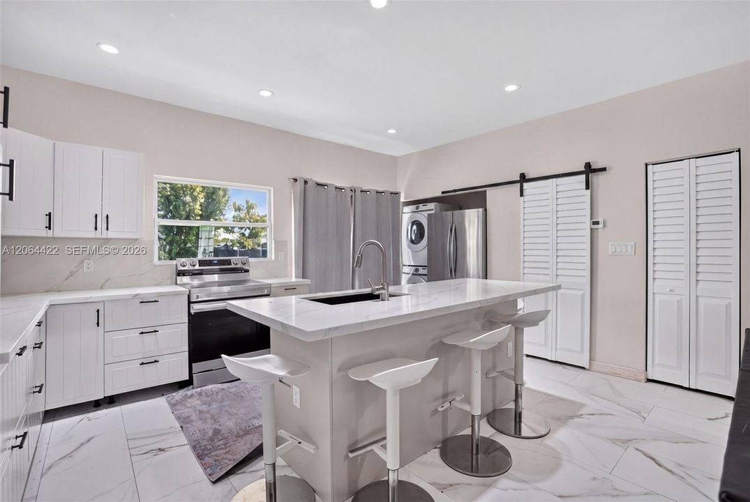 En Venta: $2,175,000 (6 camas, 4 baños, 1668 Pies cuadrados)