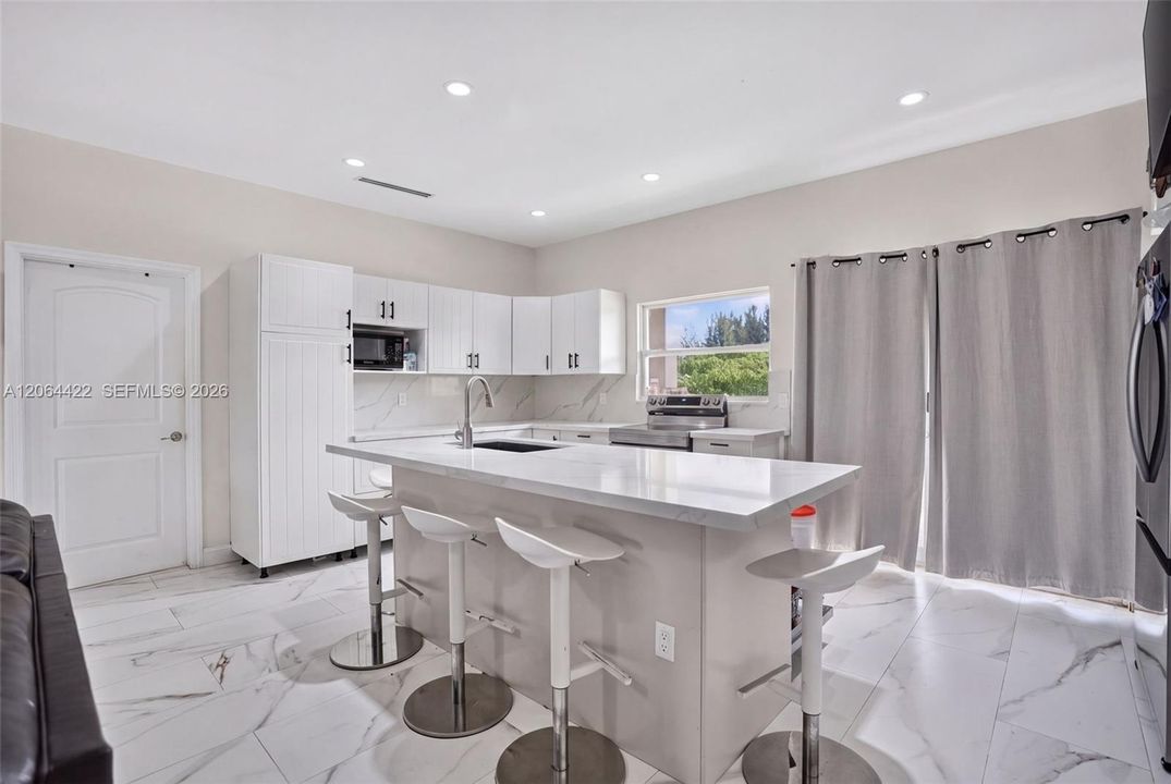En Venta: $2,175,000 (6 camas, 4 baños, 1668 Pies cuadrados)