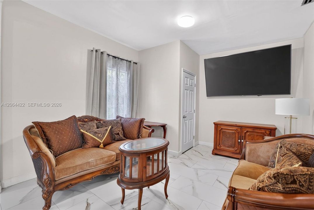 En Venta: $2,175,000 (6 camas, 4 baños, 1668 Pies cuadrados)