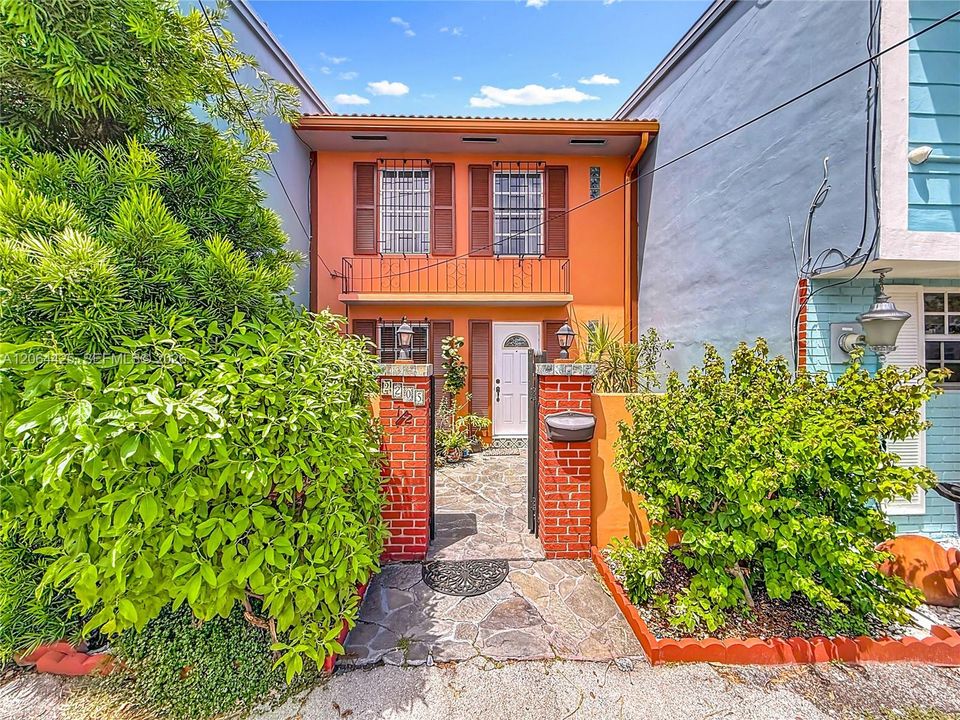 Active With Contract: $720,000 (2 beds, 2 baths, 1444 Square Feet)