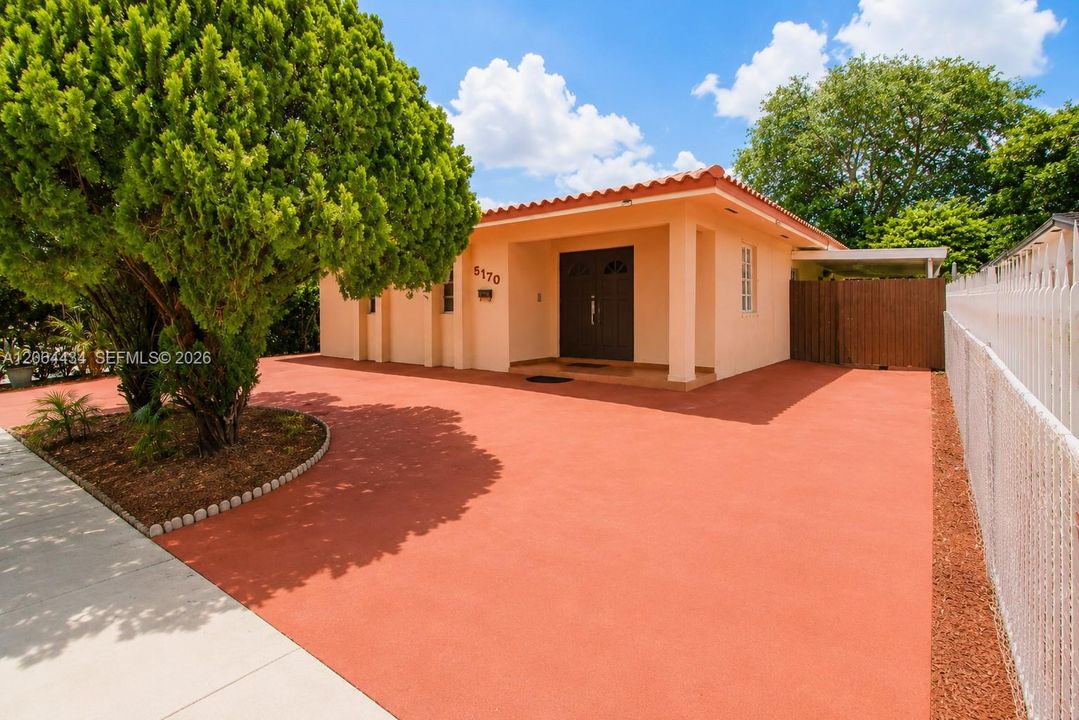 Active With Contract: $595,000 (3 beds, 2 baths, 1734 Square Feet)