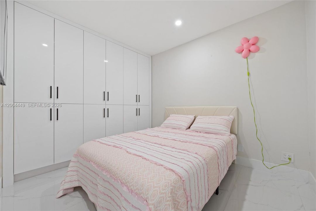 For Sale: $679,000 (3 beds, 2 baths, 864 Square Feet)