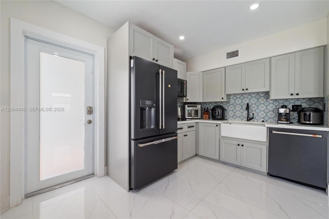For Sale: $679,000 (3 beds, 2 baths, 864 Square Feet)