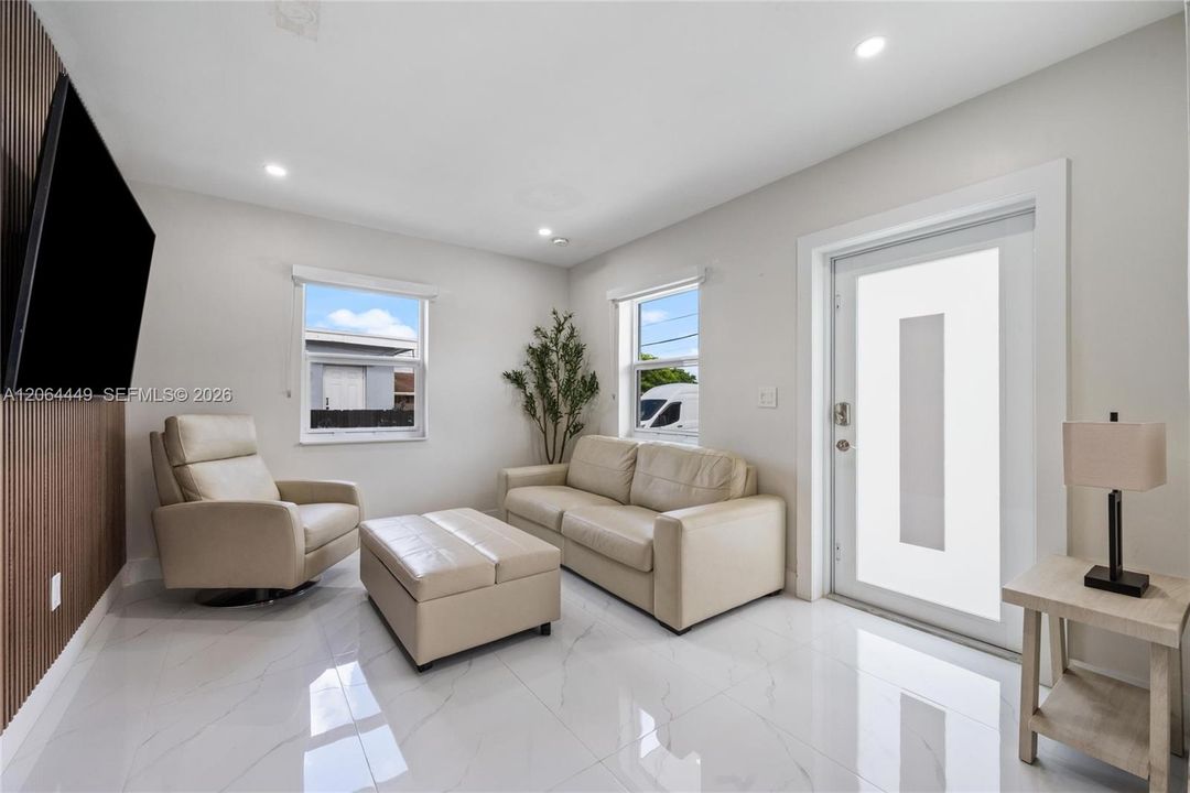 For Sale: $679,000 (3 beds, 2 baths, 864 Square Feet)