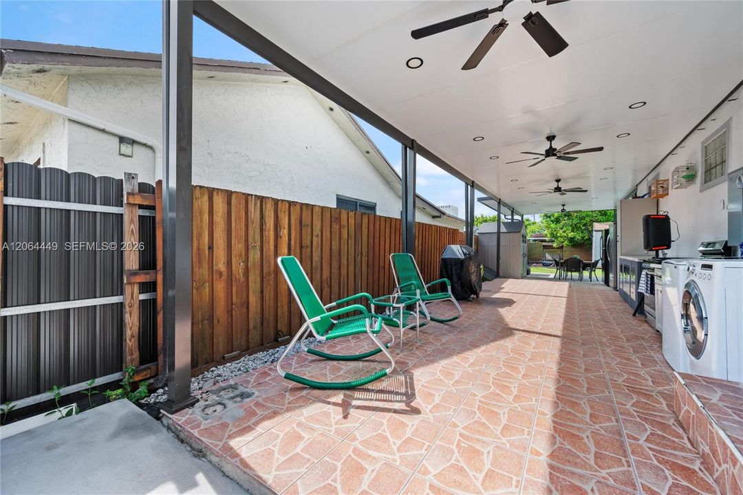 For Sale: $679,000 (3 beds, 2 baths, 864 Square Feet)