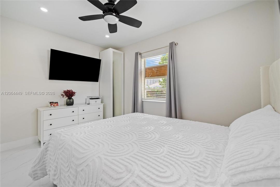 For Sale: $679,000 (3 beds, 2 baths, 864 Square Feet)