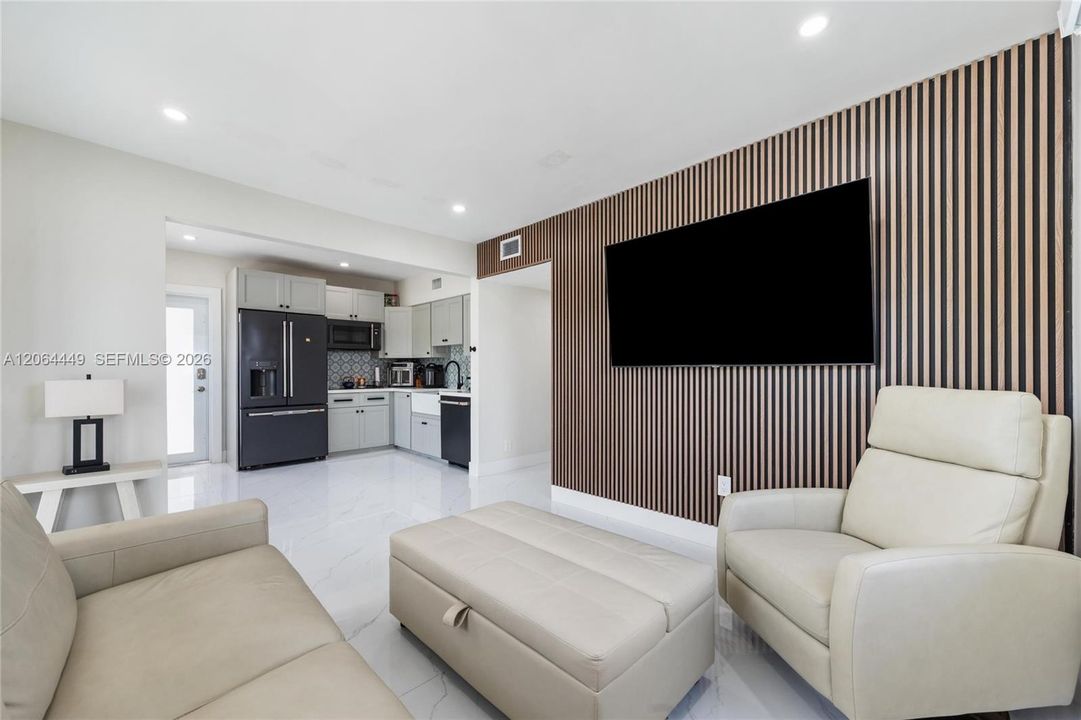 For Sale: $679,000 (3 beds, 2 baths, 864 Square Feet)