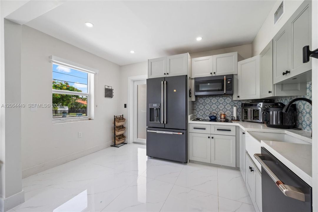 For Sale: $679,000 (3 beds, 2 baths, 864 Square Feet)