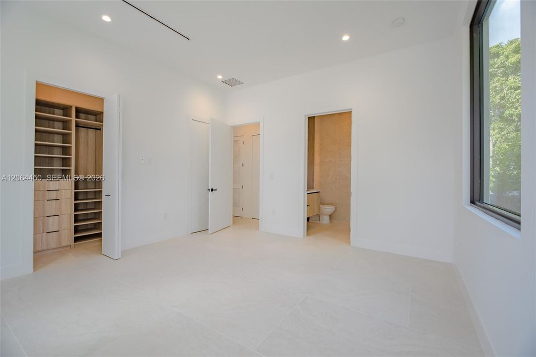 For Sale: $6,499,000 (6 beds, 7 baths, 6841 Square Feet)