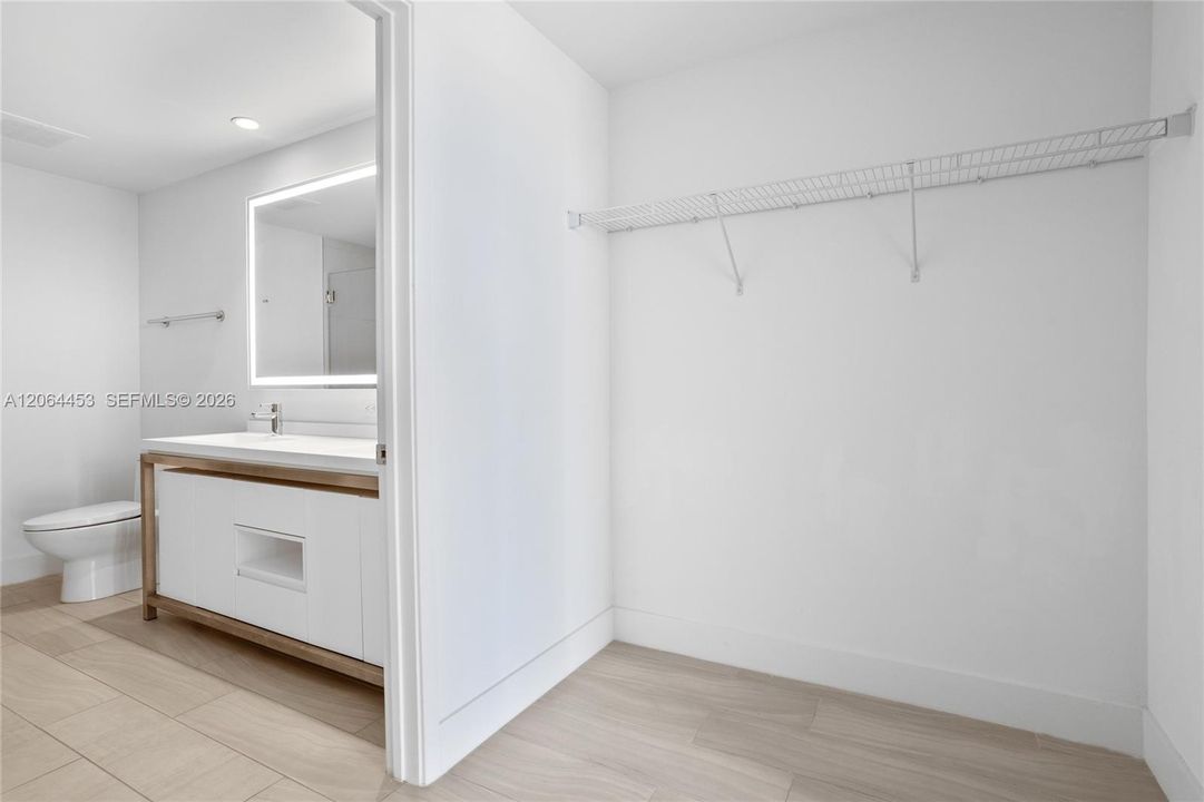 Activo con contrato: $2,950 (2 camas, 2 baños, 1087 Pies cuadrados)