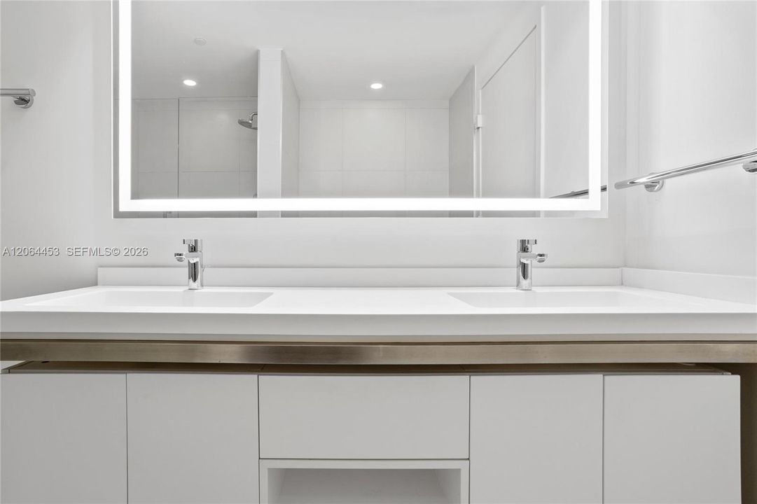 Activo con contrato: $2,950 (2 camas, 2 baños, 1087 Pies cuadrados)