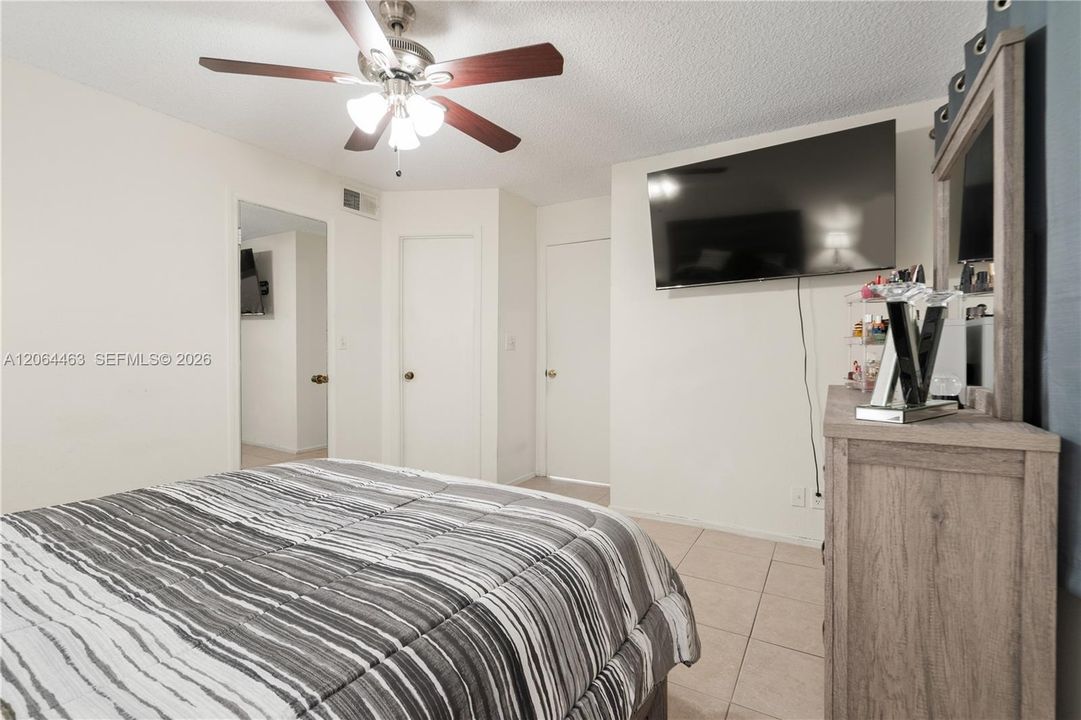 For Sale: $200,000 (2 beds, 2 baths, 1100 Square Feet)
