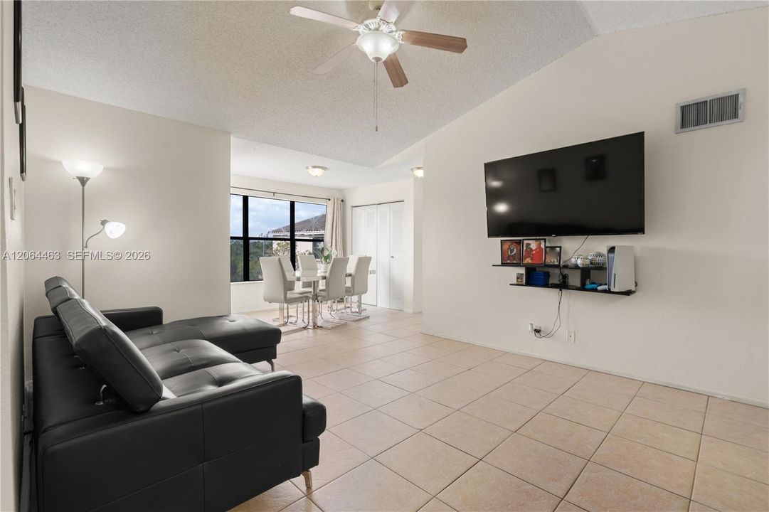 For Sale: $200,000 (2 beds, 2 baths, 1100 Square Feet)
