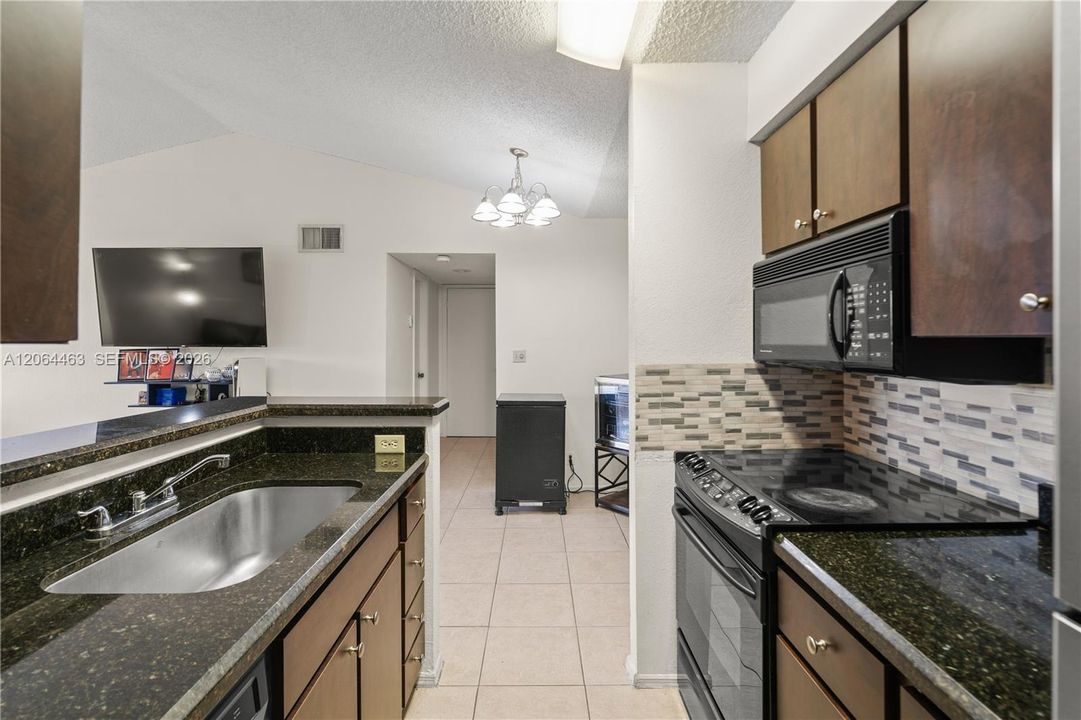 For Sale: $200,000 (2 beds, 2 baths, 1100 Square Feet)