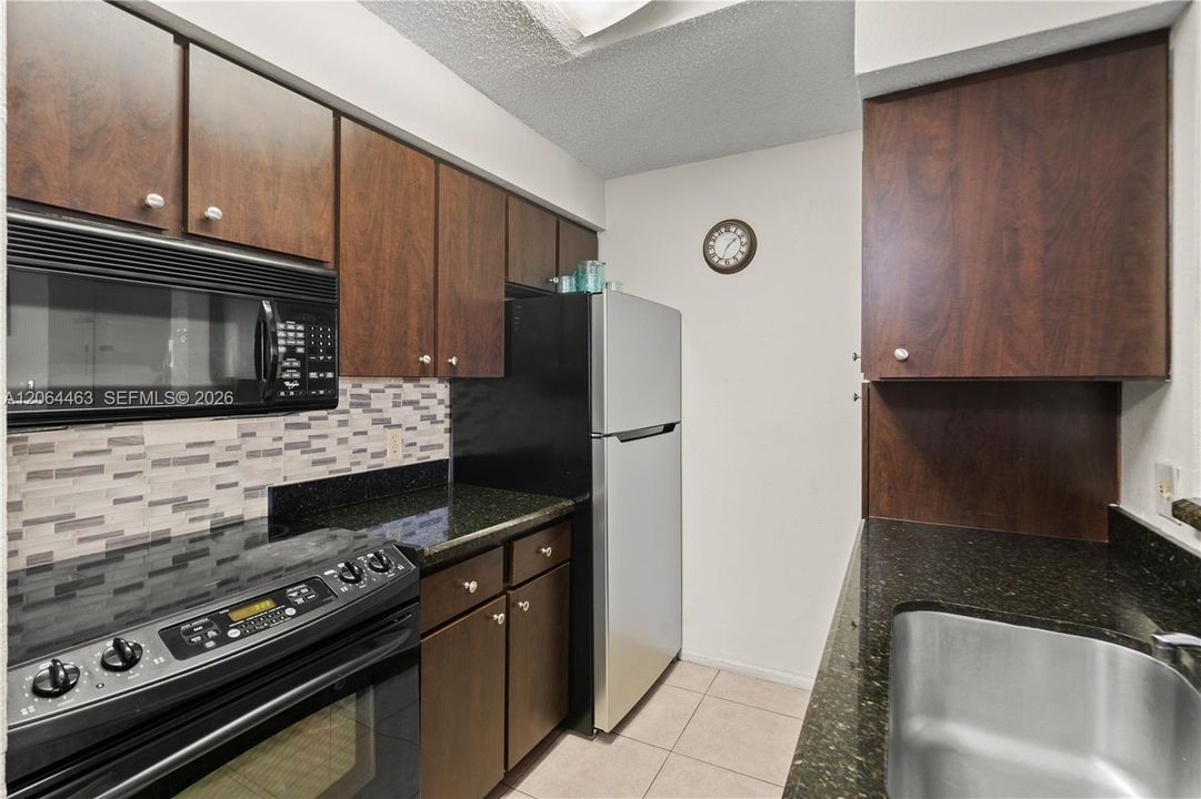 For Sale: $200,000 (2 beds, 2 baths, 1100 Square Feet)