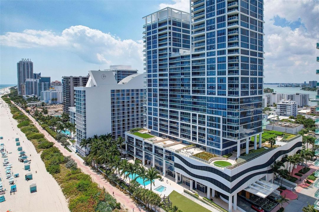 For Sale: $2,100,000 (2 beds, 2 baths, 1290 Square Feet)