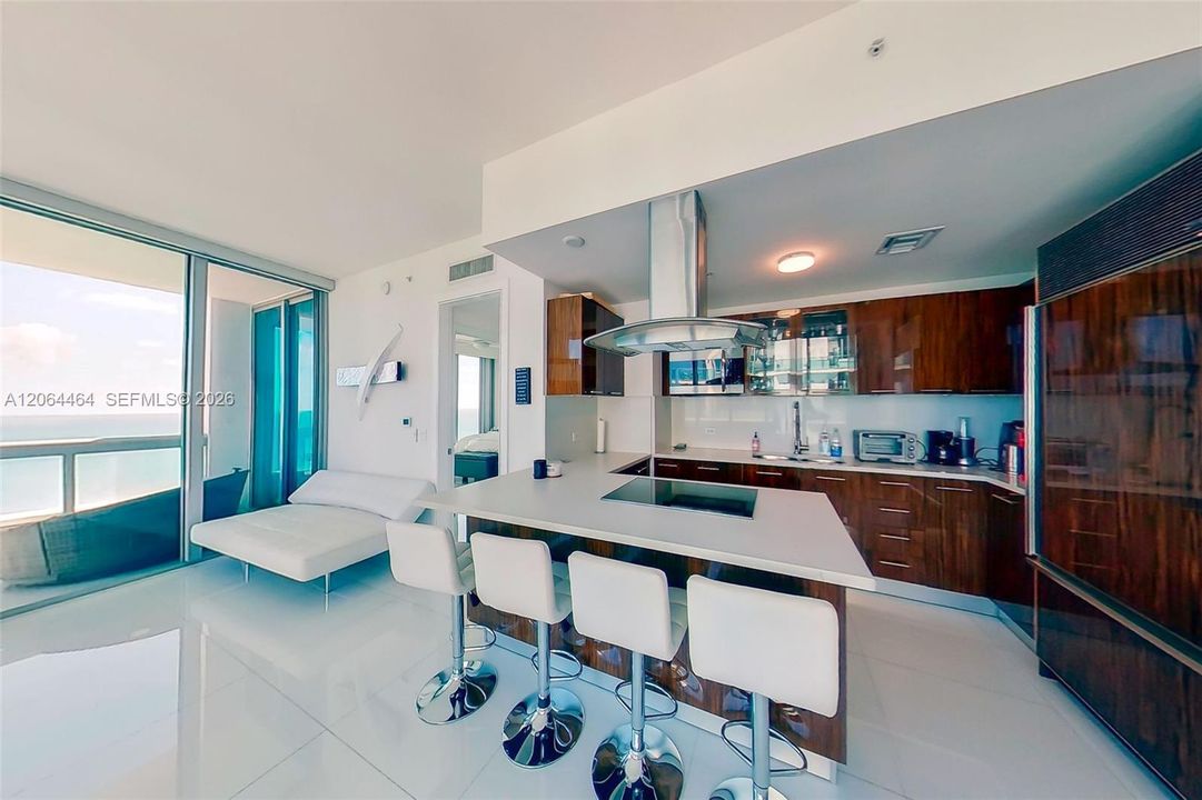 For Sale: $2,100,000 (2 beds, 2 baths, 1290 Square Feet)