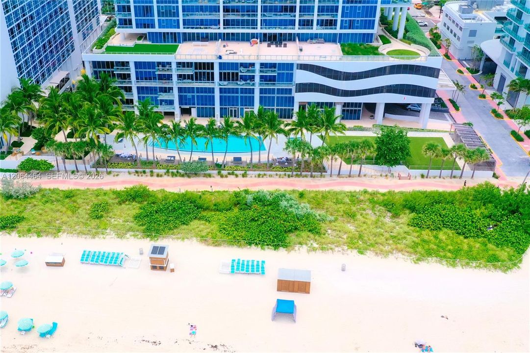 For Sale: $2,100,000 (2 beds, 2 baths, 1290 Square Feet)
