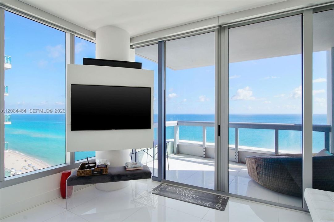 For Sale: $2,100,000 (2 beds, 2 baths, 1290 Square Feet)