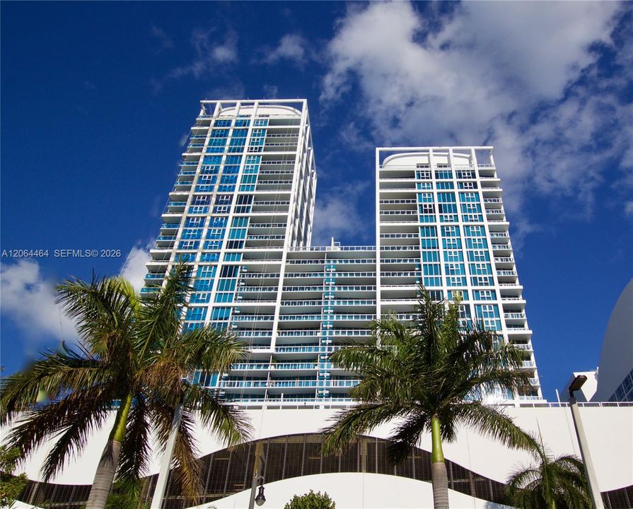 For Sale: $2,100,000 (2 beds, 2 baths, 1290 Square Feet)