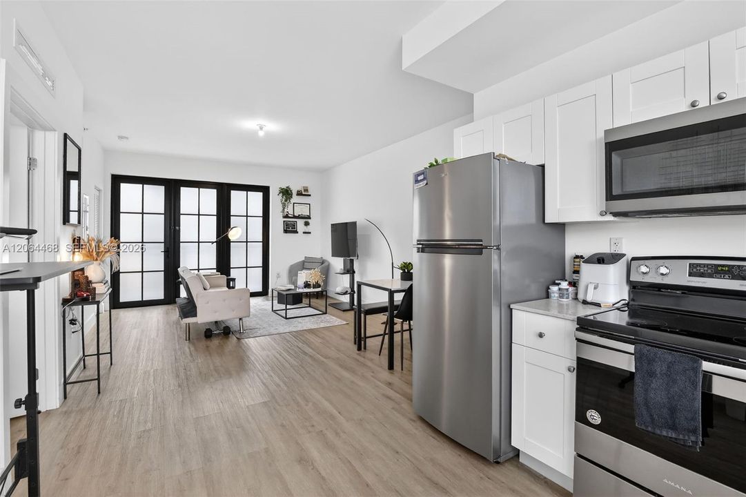 For Sale: $235,000 (1 beds, 1 baths, 634 Square Feet)