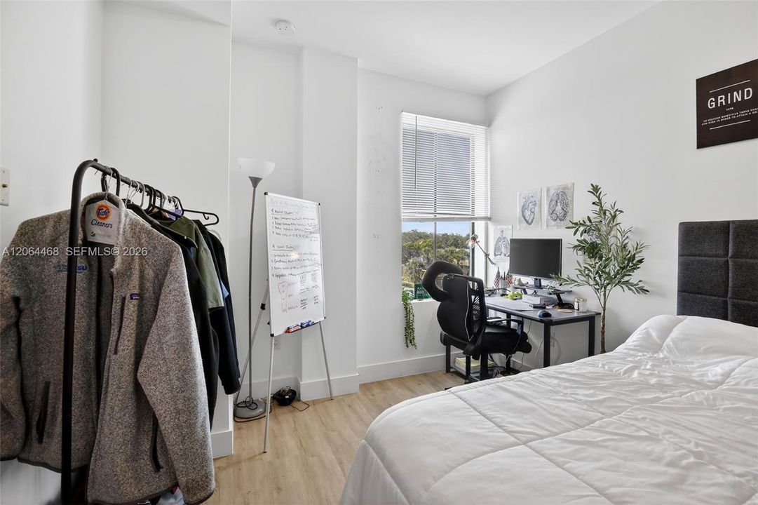 For Sale: $235,000 (1 beds, 1 baths, 634 Square Feet)