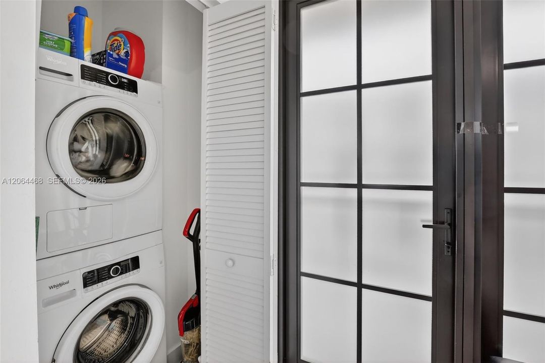 For Sale: $235,000 (1 beds, 1 baths, 634 Square Feet)