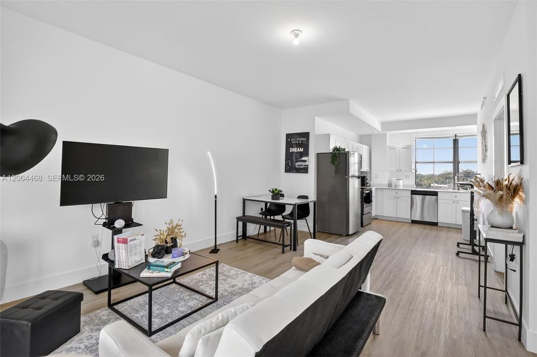 For Sale: $235,000 (1 beds, 1 baths, 634 Square Feet)