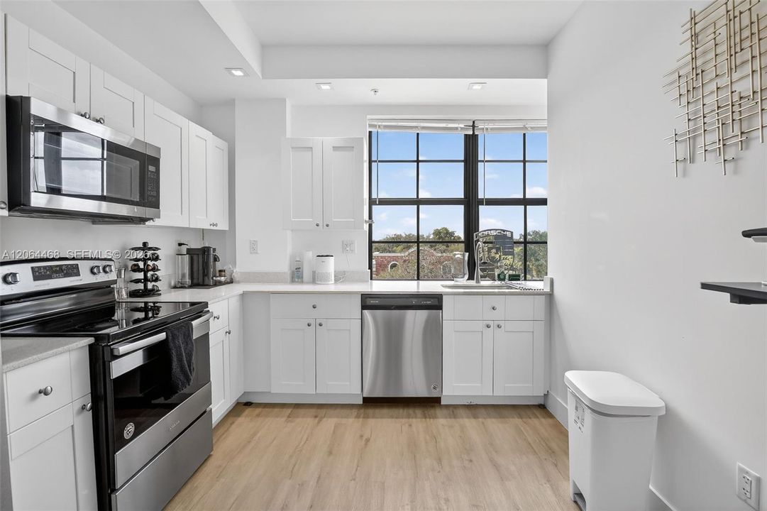 For Sale: $235,000 (1 beds, 1 baths, 634 Square Feet)