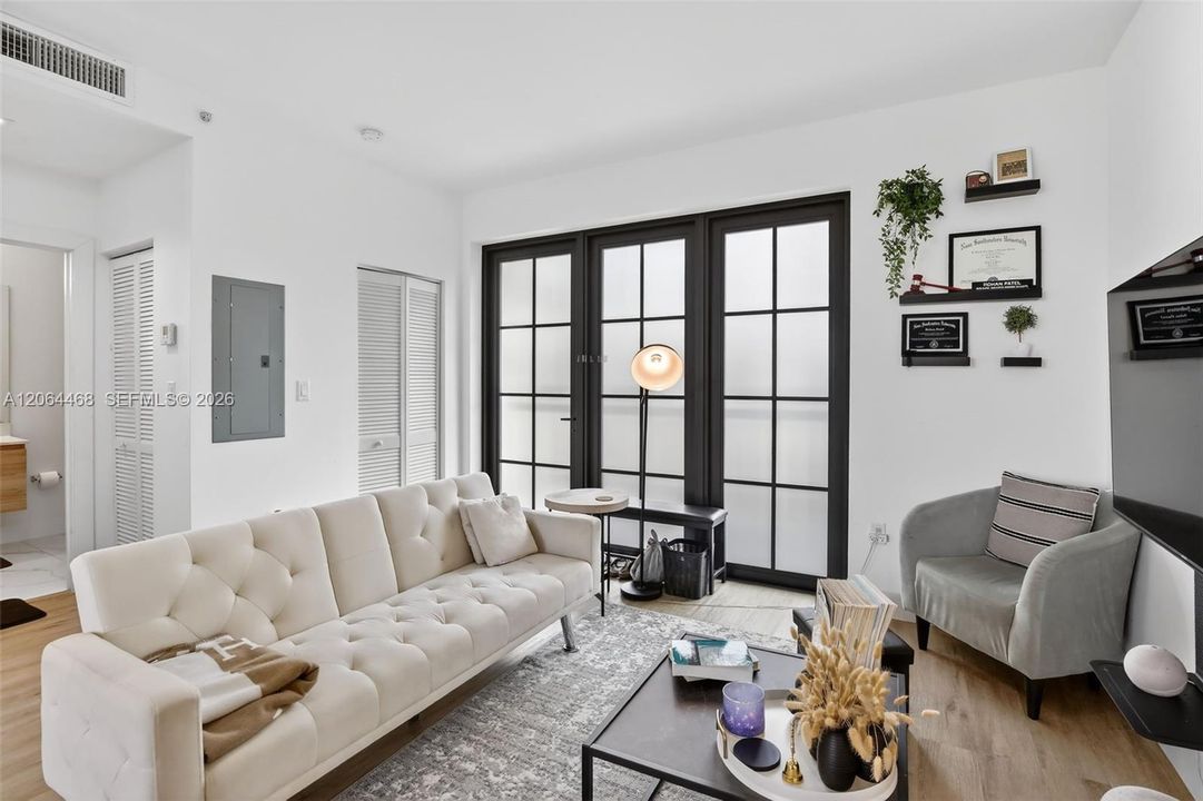 For Sale: $235,000 (1 beds, 1 baths, 634 Square Feet)