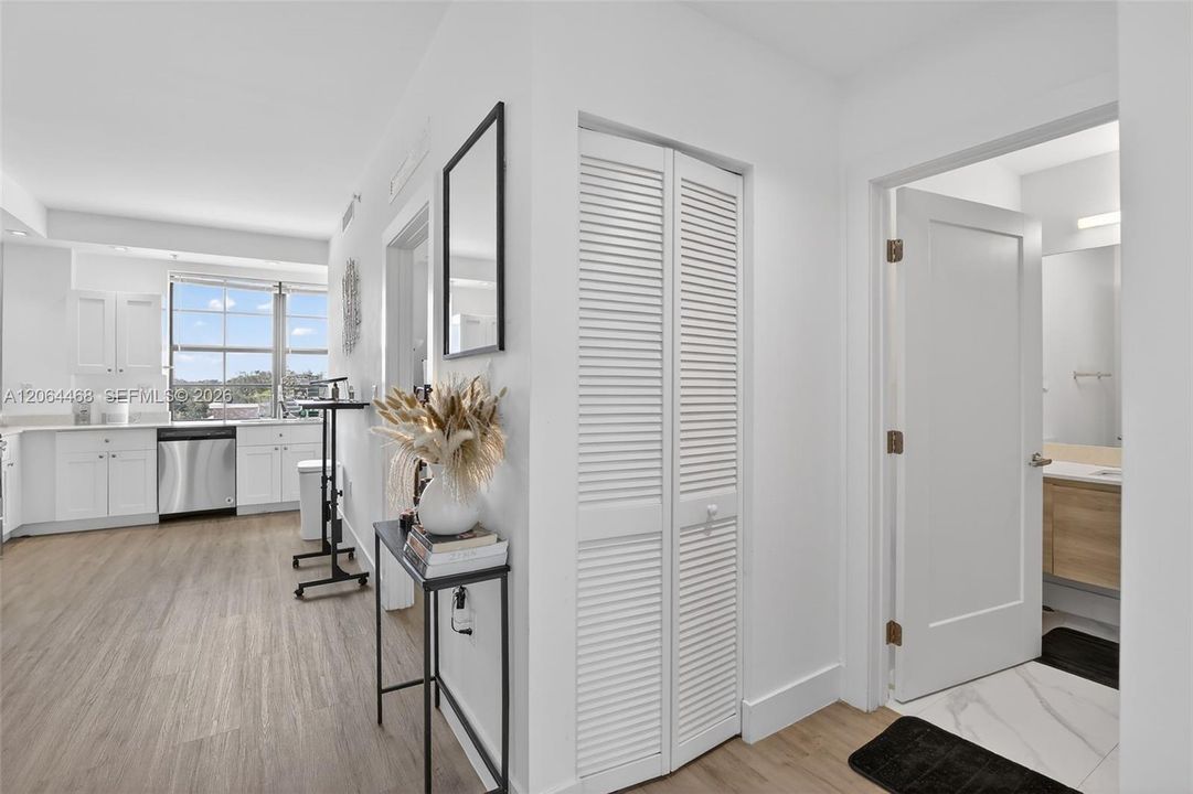 For Sale: $235,000 (1 beds, 1 baths, 634 Square Feet)