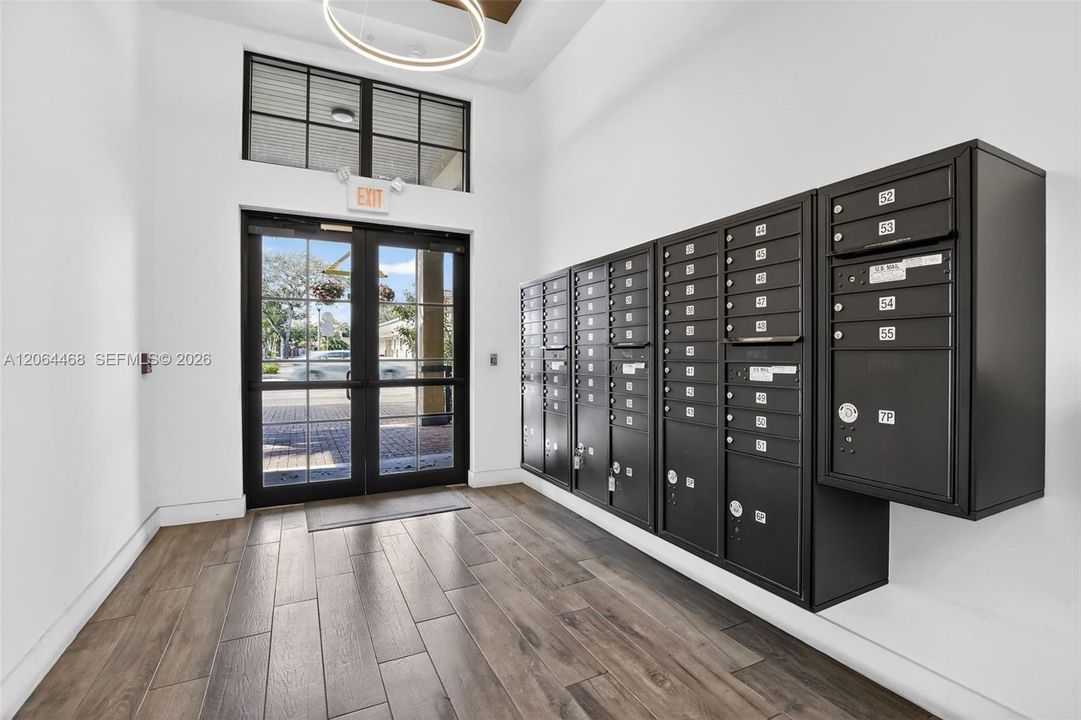 For Sale: $235,000 (1 beds, 1 baths, 634 Square Feet)