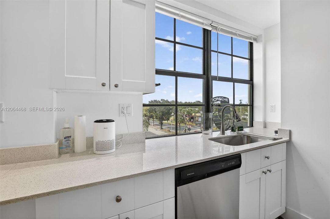 For Sale: $235,000 (1 beds, 1 baths, 634 Square Feet)