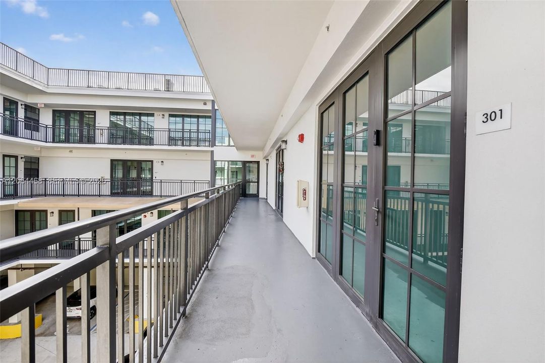 For Sale: $235,000 (1 beds, 1 baths, 634 Square Feet)