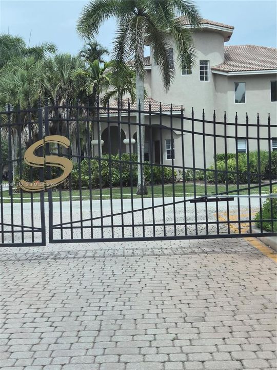 For Rent: $5,500 (4 beds, 2 baths, 2868 Square Feet)