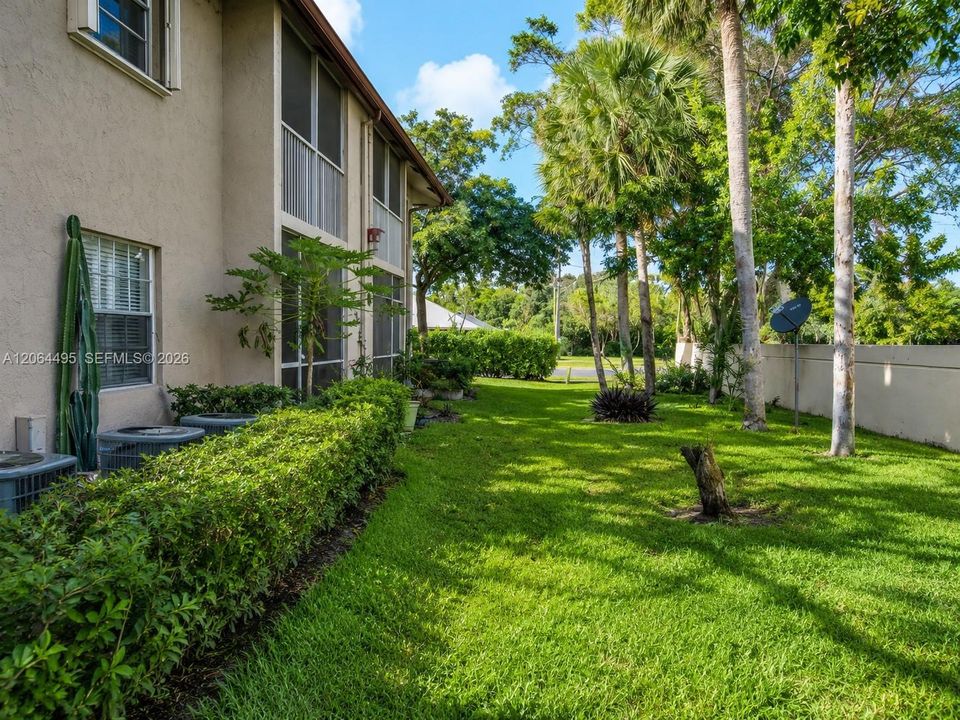 Active With Contract: $1,900 (2 beds, 2 baths, 805 Square Feet)