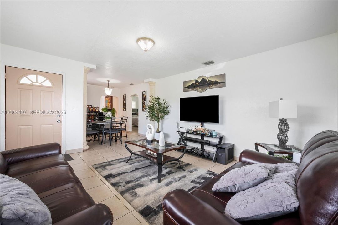 Activo con contrato: $349,999 (2 camas, 1 baños, 1004 Pies cuadrados)