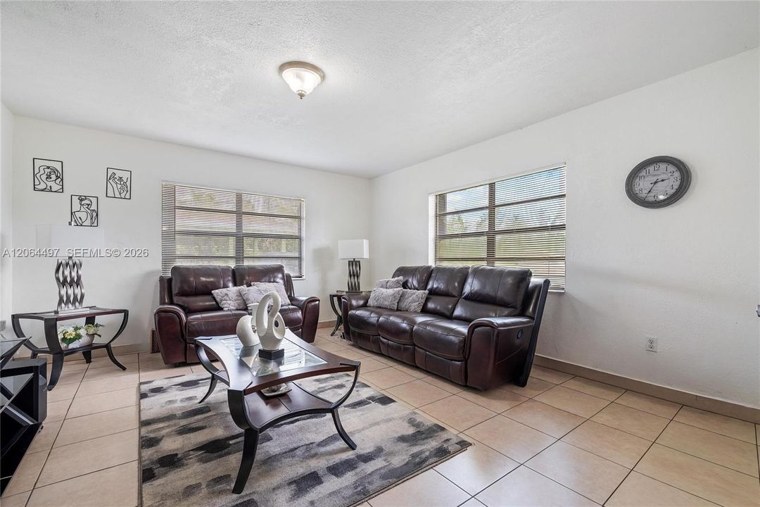 Activo con contrato: $349,999 (2 camas, 1 baños, 1004 Pies cuadrados)