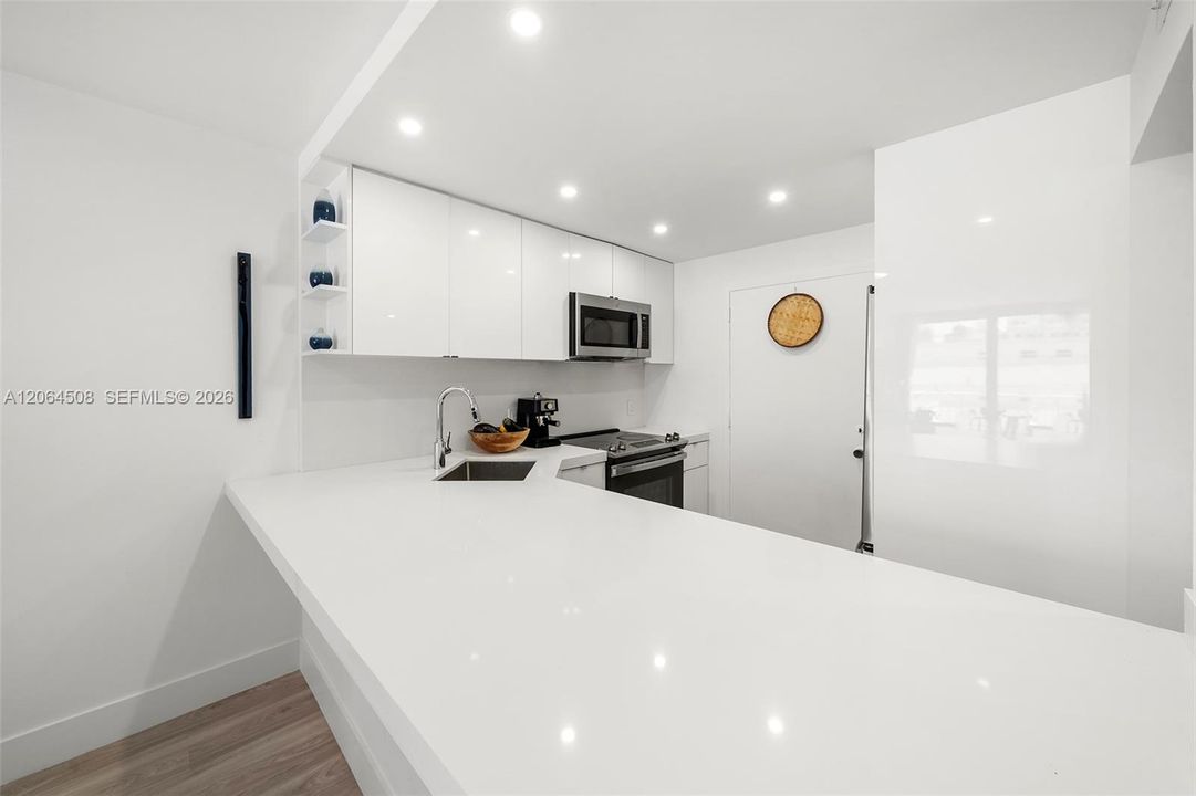 For Sale: $549,000 (1 beds, 1 baths, 656 Square Feet)