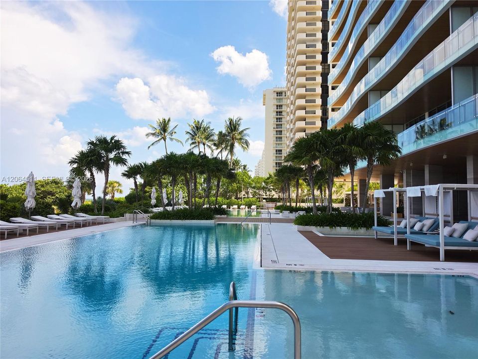 For Rent: $14,650 (2 beds, 2 baths, 1176 Square Feet)