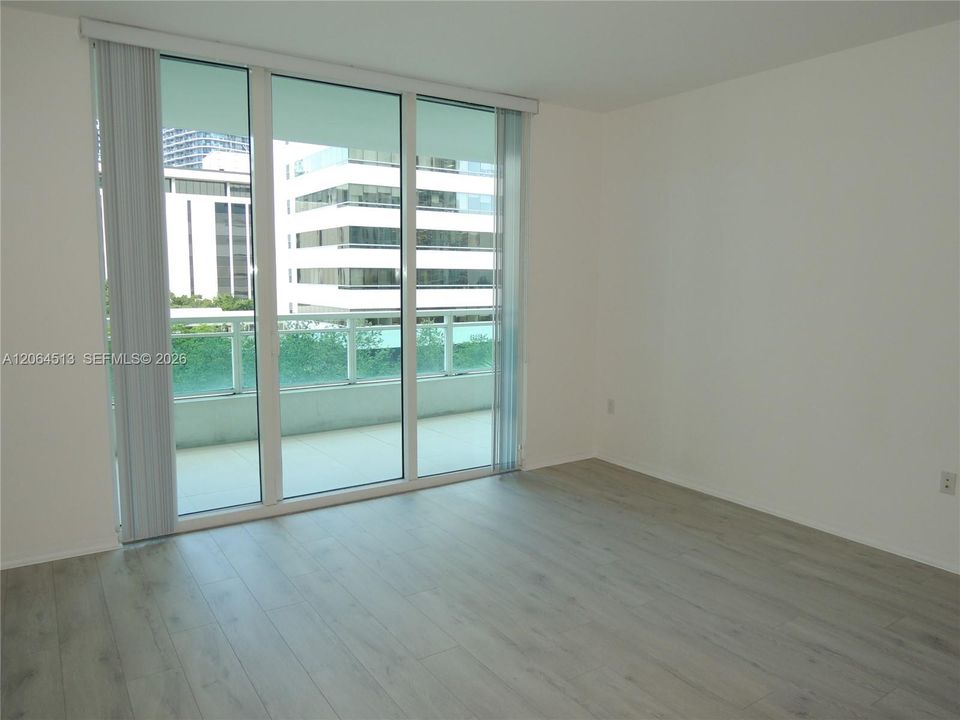SLIDING DOOR TO BALCONYDOOR TO BALCONY
