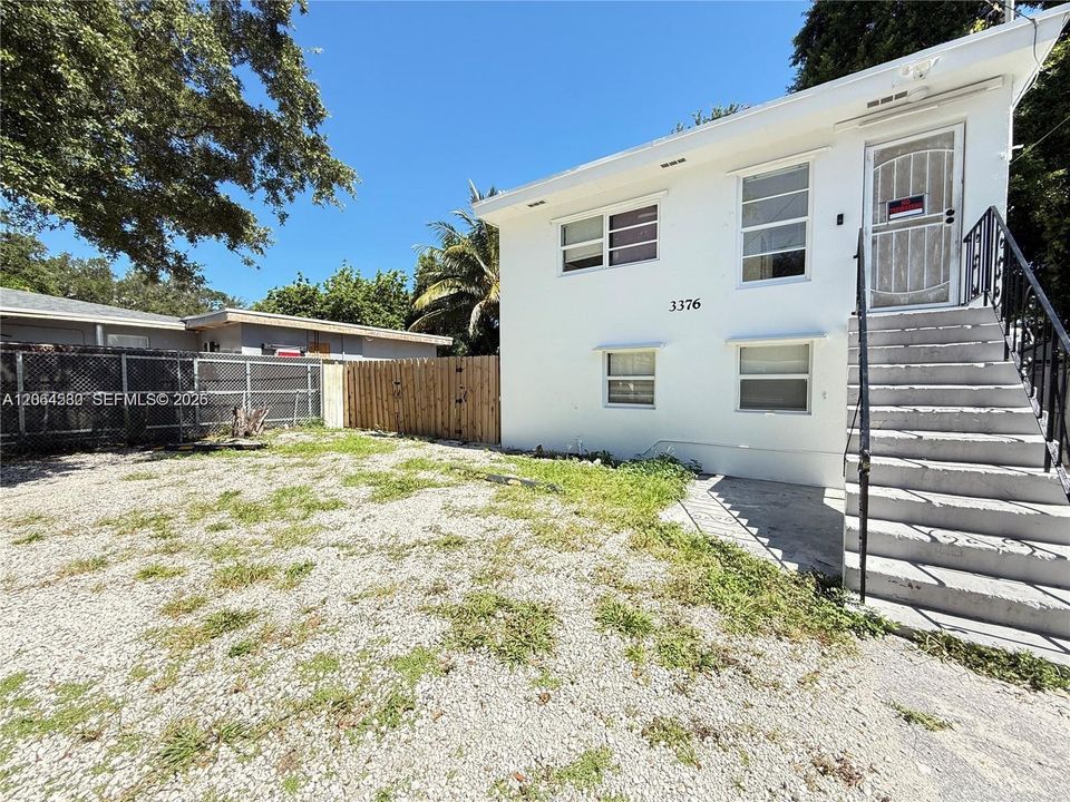 For Rent: $2,600 (3 beds, 2 baths, 1926 Square Feet)