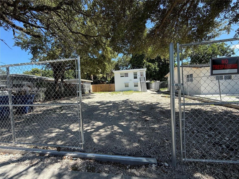 For Rent: $2,600 (3 beds, 2 baths, 1926 Square Feet)