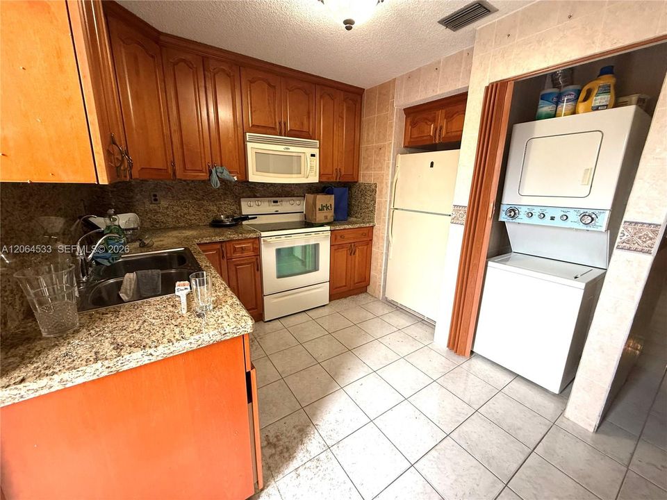 For Sale: $375,000 (3 beds, 2 baths, 1069 Square Feet)