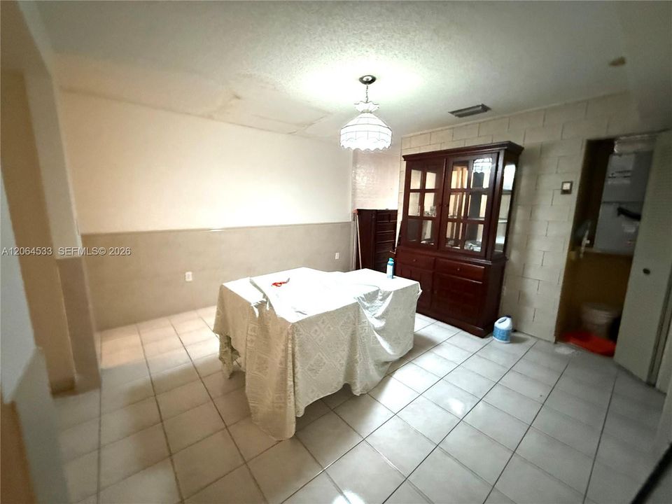 For Sale: $375,000 (3 beds, 2 baths, 1069 Square Feet)